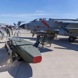 Taurus-Marschflugkörper neben einem Tornado-Kampfjet der Bundeswehr