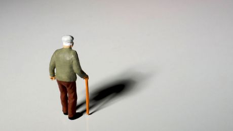 Eine Miniatur-Figur eines alten Mannes