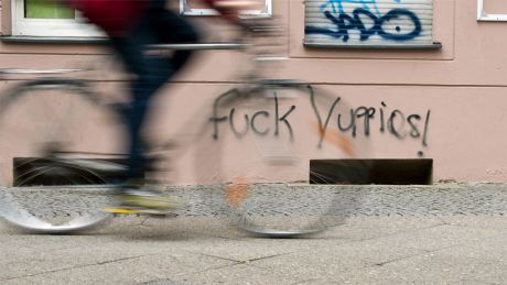 Graffiti gegen Gentrifizierung: "Fuck Yuppies!" an einer Hausfassade in Kreuzberg © dpa