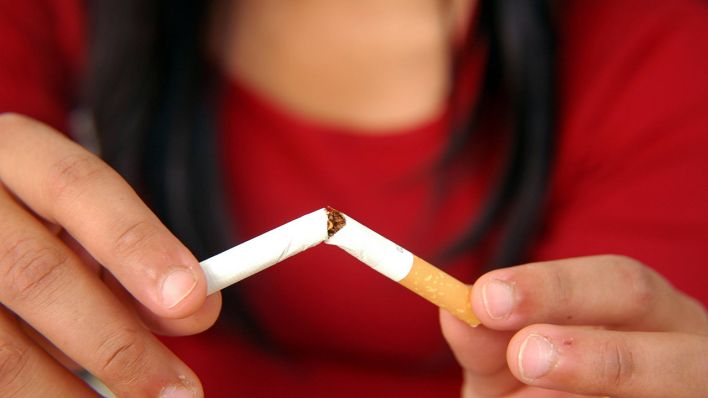 Eine junge Frau bricht mit ihrer Nikotinsucht © imago/Steinach