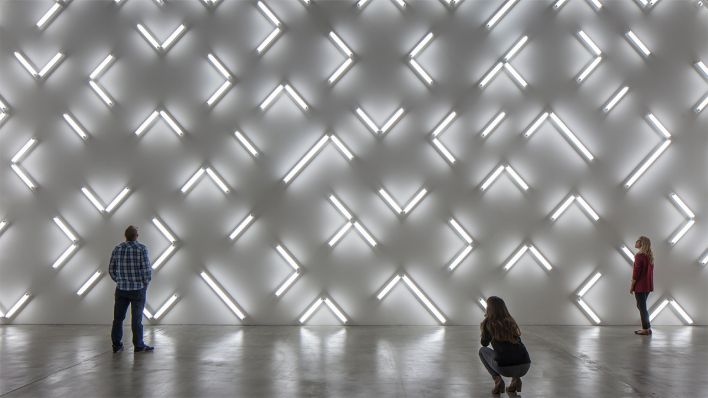 1. Robert Irwin, Light and Space, 2007, 115 fluorescent lights, one wall, 271 1/4 x 620 in. Collection Museum of Contemporary Art San Diego. Museum purchase with funds from the Annenberg Foundation, 2007.47.