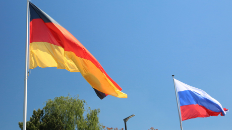 Flaggen von Deutschland und Russland © imago images/BildFunkMV