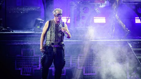 Rammstein-Sänger Till Lindemann während eines Konzertes © picture alliance/Gonzales Photo/Sebastian Dammark