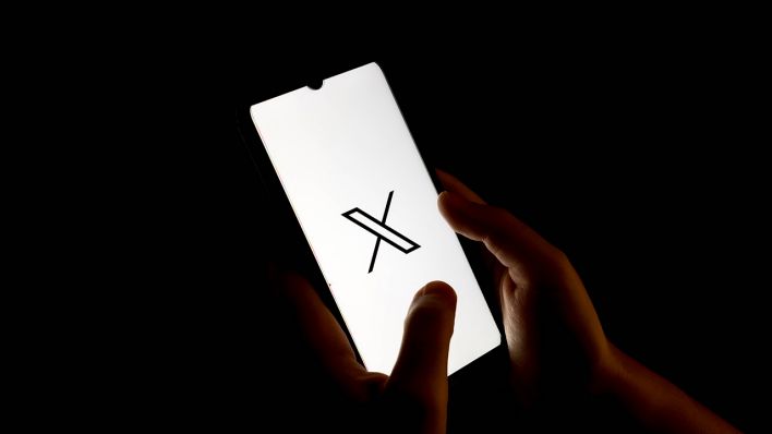 X-Logo auf einem Smartphone © IMAGO / NurPhoto