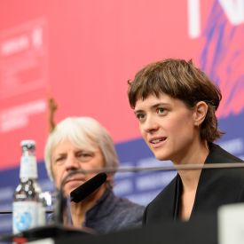 Andreas Dresen und Liv Lisa Fries bei der Pressekonferenz zum Film "In Liebe, Eure Hilde" © IMAGO / Cathrin Bach