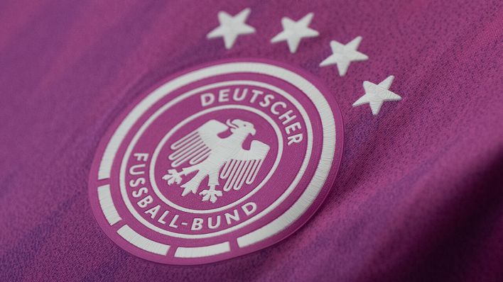 Das Logo des Deutschen Fußball-Bundes (DFB) ist auf dem neuen offiziellen EM-Trikot (Auswärts) der DFB-Auswahl zu sehen © Boris Roessler/dpa