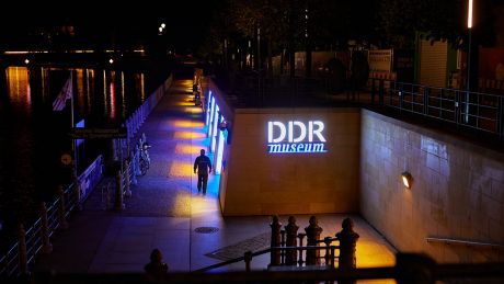 Eingang zum DDR-Museum an der Spree © Joerg Carstensen/dpa