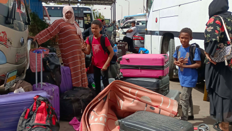 Menschen bei ihrer Flucht aus dem Sudan an einer ägyptischen Busstation