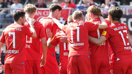Holstein Kiel jubelt nach Führungstreffer gegen Nürnberg am 28. Spieltag in der Zweiten Liga © IMAGO / Zink