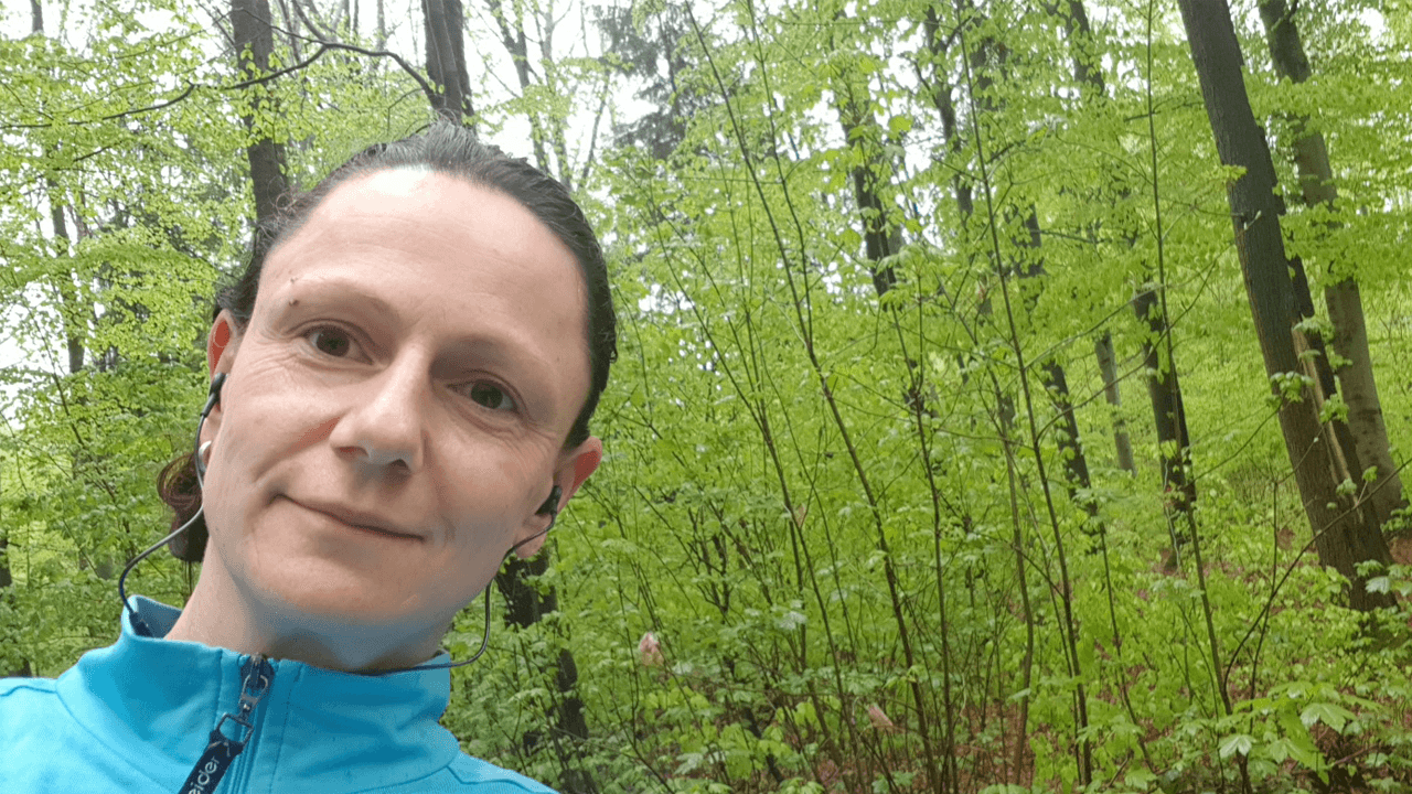 Anne beim Laufen im Wald in Thüringen - mit radioeins im Ohr