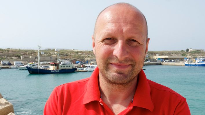 Reporter Michael Hölzen auf Lampedusa; die Sea-Watch im Hintergrund © radioeins/Nennemann