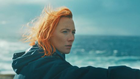 Saoirse Ronan als Rona in einer Szene des Films "The Outrun", Bild: dpa/StudioCanal Saoirse Ronan als Rona in einer Szene des Films "The Outrun", Bild: dpa/StudioCanal
