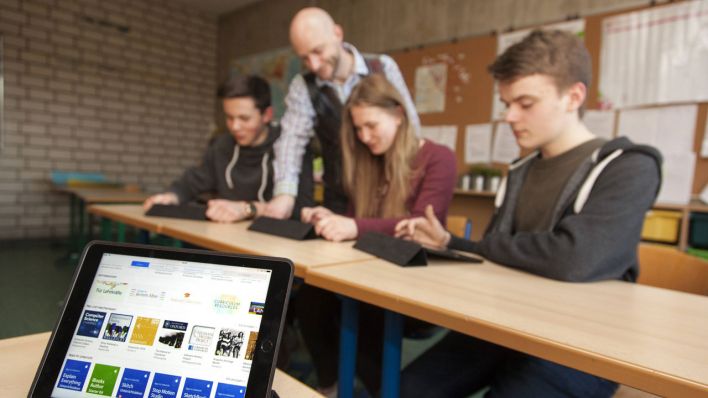 Lehrer unterrichtet Schüler mit Tablet PCs (Bild: imago/Olaf Döring)