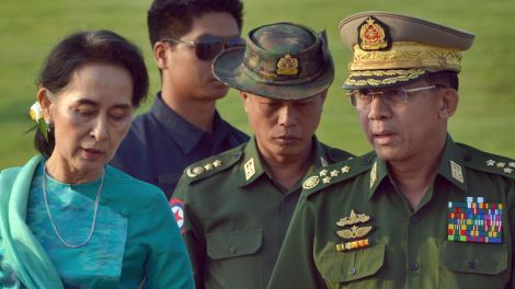 Myanmars bisherige De-Facto Regierungschefin und Friedensnobelpreisträgerin Aung San Suu Kyi mit führenden Mitgliedern des Militärs im Mai 2016 (Bild: dpa / Aung Shine Oo)