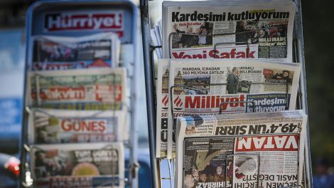 Türkische Tageszeitungen an einem Kiosk in Istanbul.