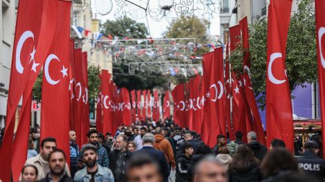 Am Tag nach dem Anschlag in Istanbul vom 13. November 2022 ist die Istiklal Straße mit Türkei-Flaggen dekoriert.