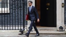 Rishi Sunak verlässt die 10 Downing Street.