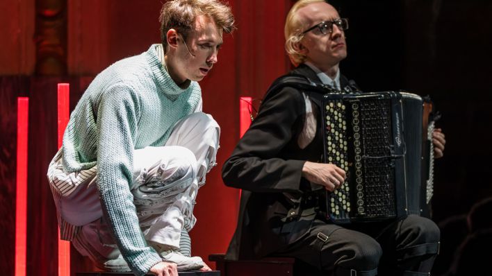 Der Schauspieler Torben Appel (Alan) und Live-Musiker Aliaksandr Yasinski sitzen auf der Bühne des Staatstheaters Cottbus bei einer Fotoprobe für den Thriller "Equus" von Peter Shaffer Der Schauspieler Torben Appel (Alan) und Live-Musiker Aliaksandr Yasinski sitzen auf der Bühne des Staatstheaters Cottbus bei einer Fotoprobe für den Thriller "Equus" von Peter Shaffer