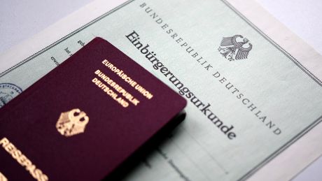Einbürgerungsurkunde zusammen mit einen deutschen Reisepass