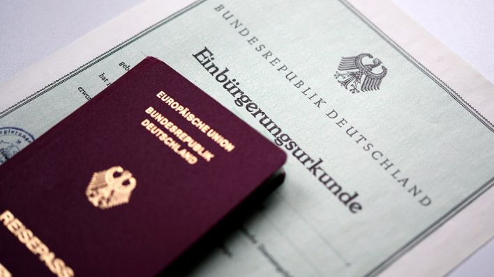 Einbürgerungsurkunde zusammen mit einen deutschen Reisepass