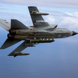 Die von der Bundeswehr herausgegebene Aufnahme zeigt einen Kampfjet Tornado IDS ASSTA 3.0, bestückt mit dem Lenkflugkörper Taurus