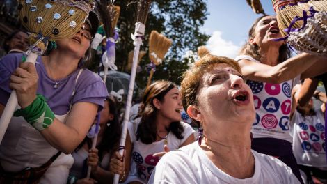 Gruppe von Frauen demonstriert in Buenos Aires