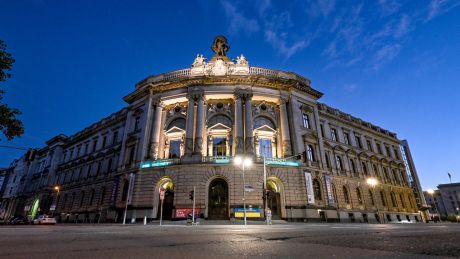 Das abendlich beleuchtete Museum für Kommunikation in Berlin-Mitte