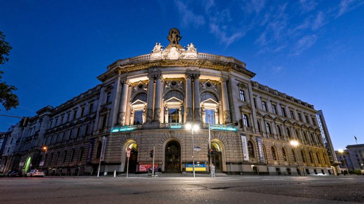Das abendlich beleuchtete Museum für Kommunikation in Berlin-Mitte
