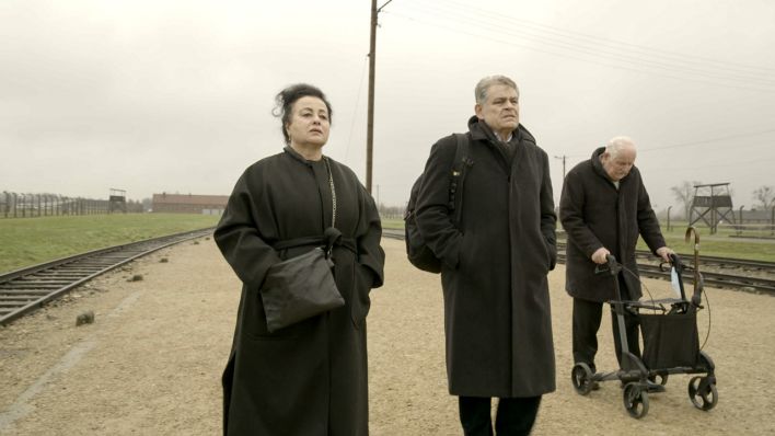 Maya Lasker-Wallfisch (l-r), Kai Höss und Hans Jürgen Höss in einer Szene des Films "Der Schatten des Kommandanten"