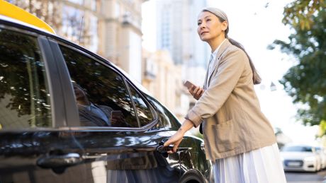 Eine Frau steigt in ein Auto ein