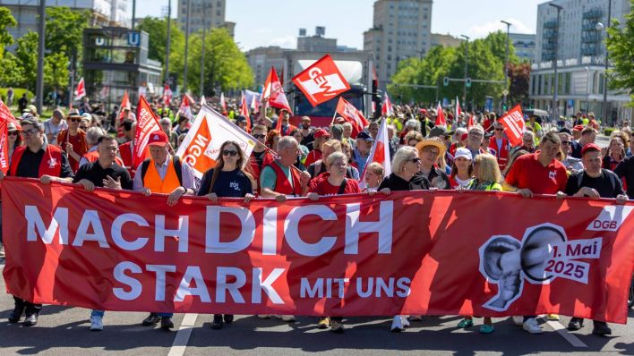 Zum 1. mai 2025, dem Tag der Arbeit, hatte der DGB unter dem Motto "Mach dich stark mit uns" zur traditionellen Kundgebung vor dem Roten Rathaus in Berlin aufgerufen