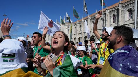 Internationale Weltjugendtagspilger aus Brasilien singen und tanzen vor dem Jeronimos-Kloster © picture alliance/dpa/AP/ Ana Brigida