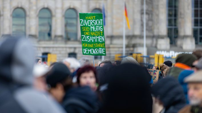 Demo "Aufstand der Anständigen: Wir sind die Brandmauer"