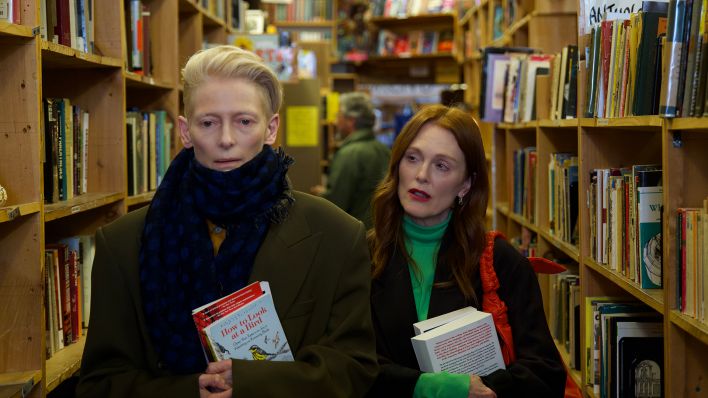 Tilda Swinton und Julianne Moore in "The Room Next Door" © Warner Bros./El Deseo/Photo by Iglesias Más Tilda Swinton und Julianne Moore in "The Room Next Door" © Warner Bros./El Deseo/Photo by Iglesias Más
