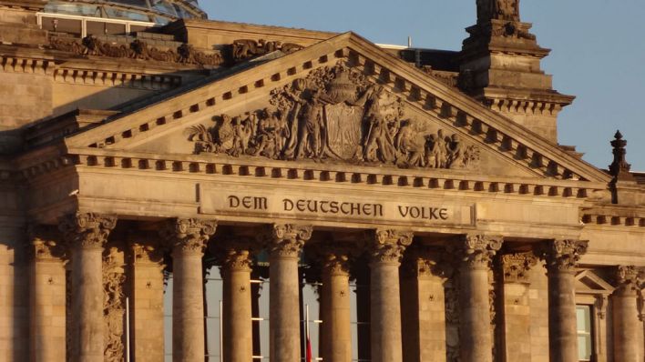 Schriftzug "Dem deutschen Volke" am Reichstagsgebäude © radioeins/Chris Melzer
