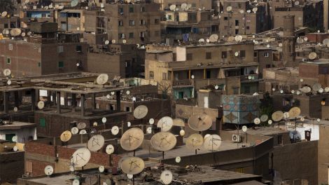 Häusermeer mit Satellitenschüsseln in Kairo © dpa
