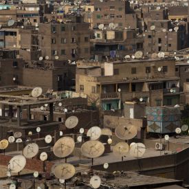 Häusermeer mit Satellitenschüsseln in Kairo © dpa