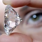 Eine Mitarbeiterin des Auktionshauses Sotheby's zeigt einen Diamanten mit 84.37 Karat © dpa