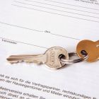 Wohnungsschlüssel liegen auf einem Mietvertrag © imago/Steinach
