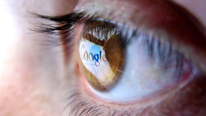 Das Logo von Google spiegelt sich in einem Auge © picture alliance / dpa | Julian Stratenschulte