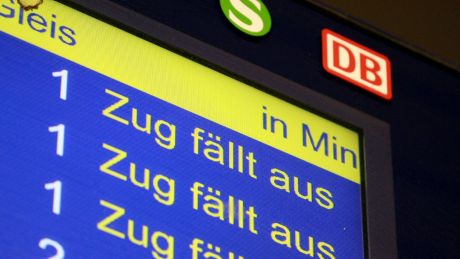 Anzeigetafel der Deutschen Bahn mit dem Schriftzug "Zug fällt aus" © imago images/Ralph Peters