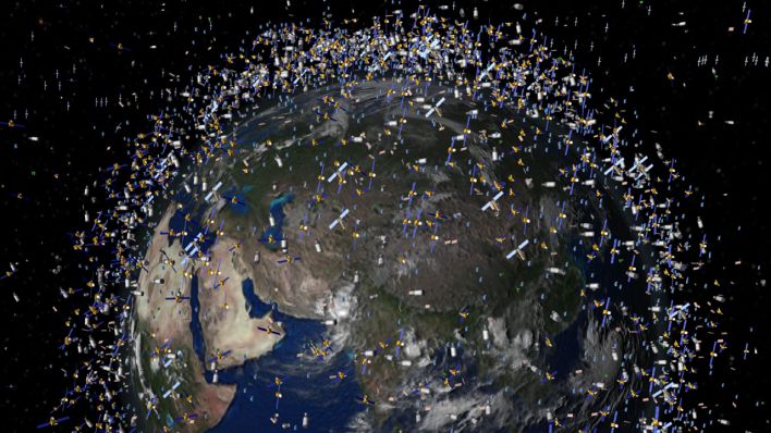 Das computergenerierte Bild der European Space Agency (ESA) zeigt Weltraummüll früherer Weltraummissionen, der neben intakten Satelliten um die Erde kreist © picture alliance/dpa/ESA | ESA