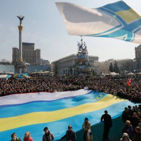 Ukrainer mit einer großen Flagge auf dem Unabhängigkeitsplatz Maidan in Kiew © picture alliance/dpa | Sergey Dolzhenko