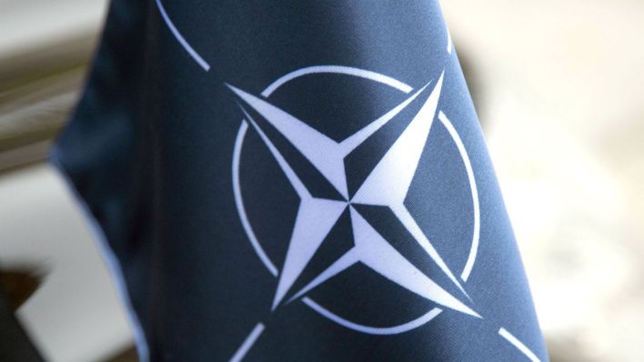 Das NATO-Hoheitszeichen auf einem Wimpel © imago/Reiner Zensen