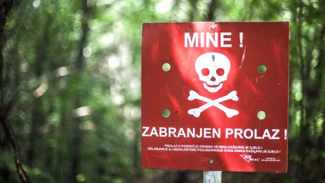 Warnschild vor Landminen © imago/Eibner