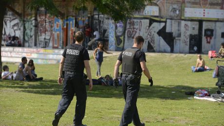 Polizisten patrouillieren im Görlitzer Park in Berlin © imago/Kai Horstmann