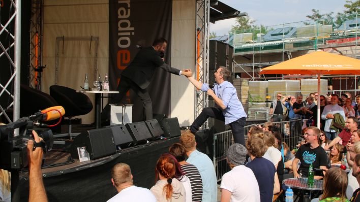 Jan hilft Olli wieder auf die Bühne © radioeins