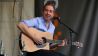Sanft & Sorgfältig: Olli Schulz griff mehrmals zur Gitarre © radioeins