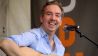 Sanft & Sorgfältig: Olli Schulz griff mehrmals zur Gitarre © radioeins