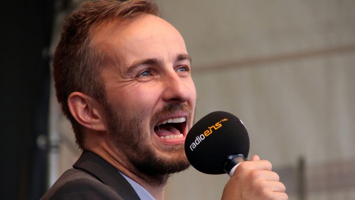 Sanft & Sorgfältig: Jan singt zu Ollis Gitarrenspiel © radioeins